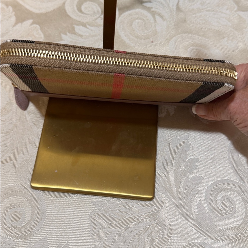 Burberry NEW with original tags, plaid full zip around wallet! $690 Retail - Picture 15 of 16